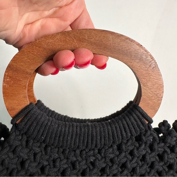 DANIELLE NICOLE | Black Macrame Crochet Crossbody Boho Bag With Wood Handles - Picture 8 of 14